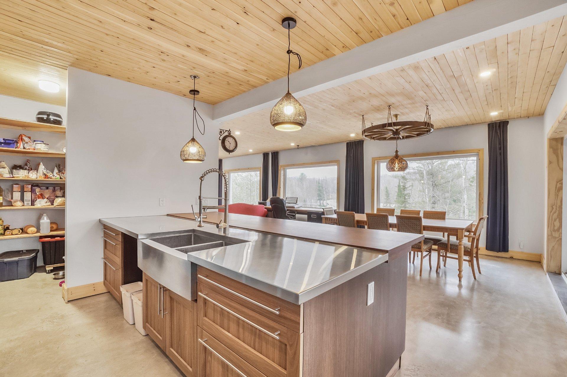 









2216


Rue de la Tourmente

,
Sainte-Adèle,




QC
J8B2W7

