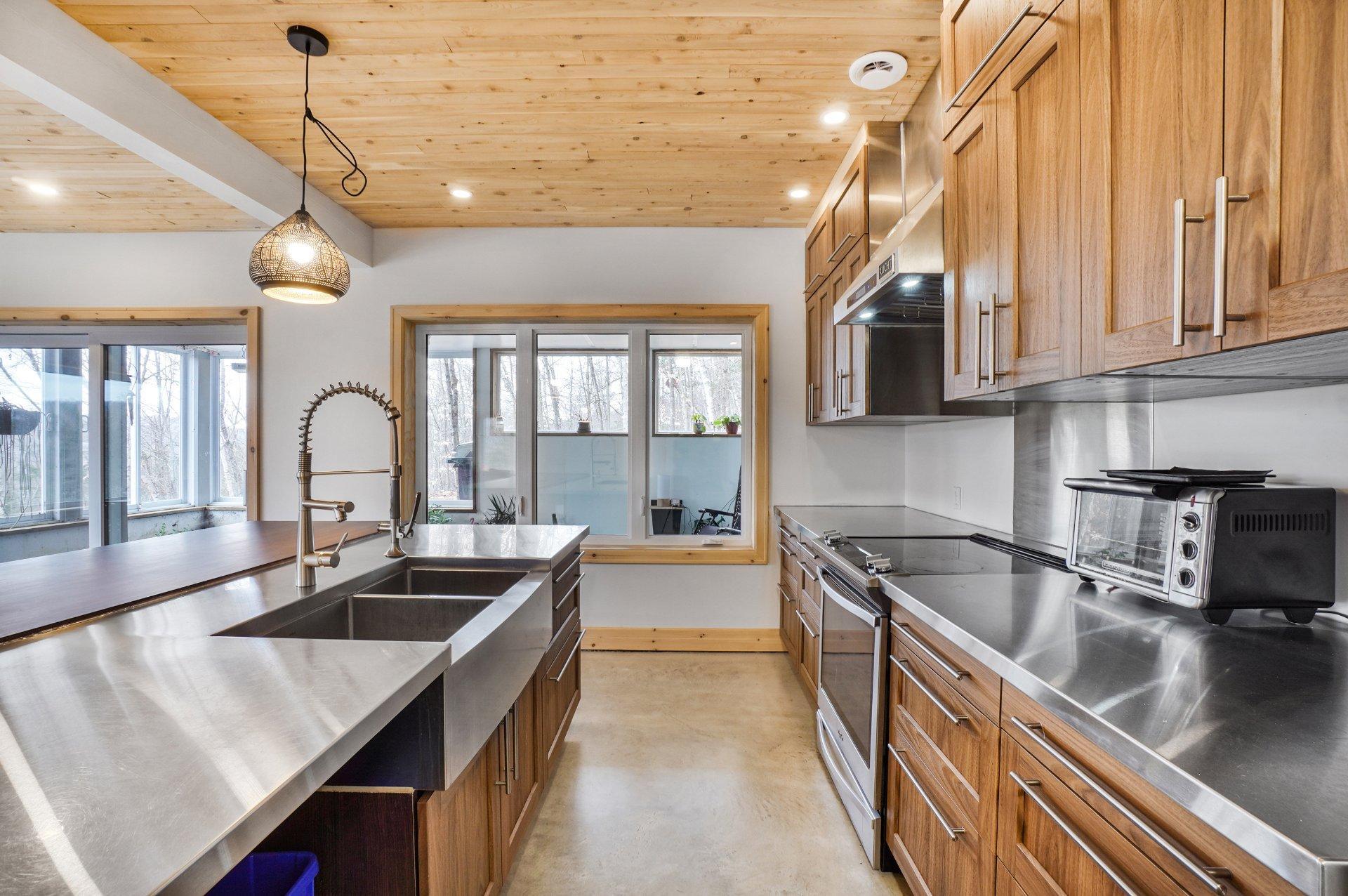 









2216


Rue de la Tourmente

,
Sainte-Adèle,




QC
J8B2W7

