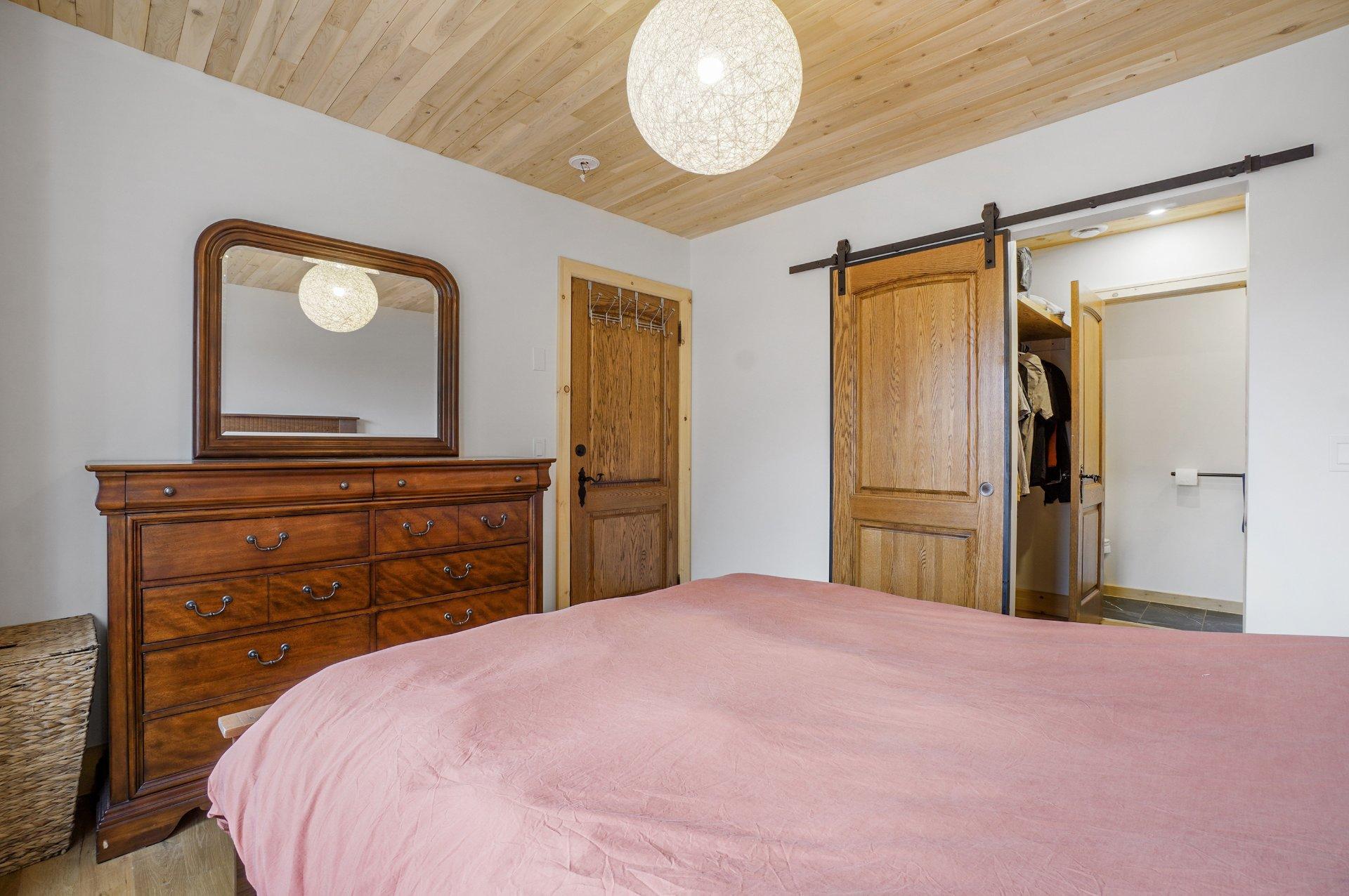 









2216


Rue de la Tourmente

,
Sainte-Adèle,




QC
J8B2W7


