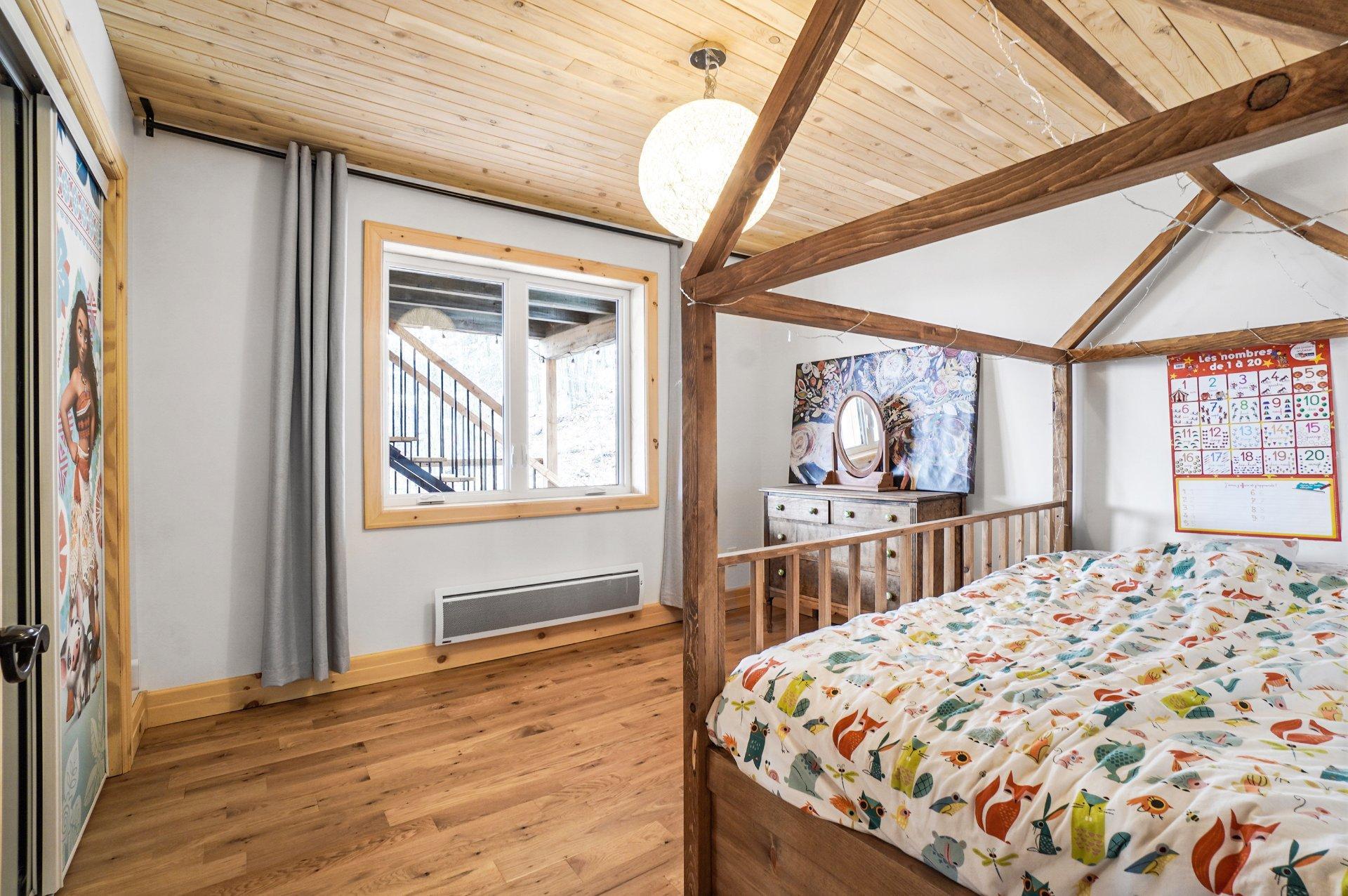









2216


Rue de la Tourmente

,
Sainte-Adèle,




QC
J8B2W7

