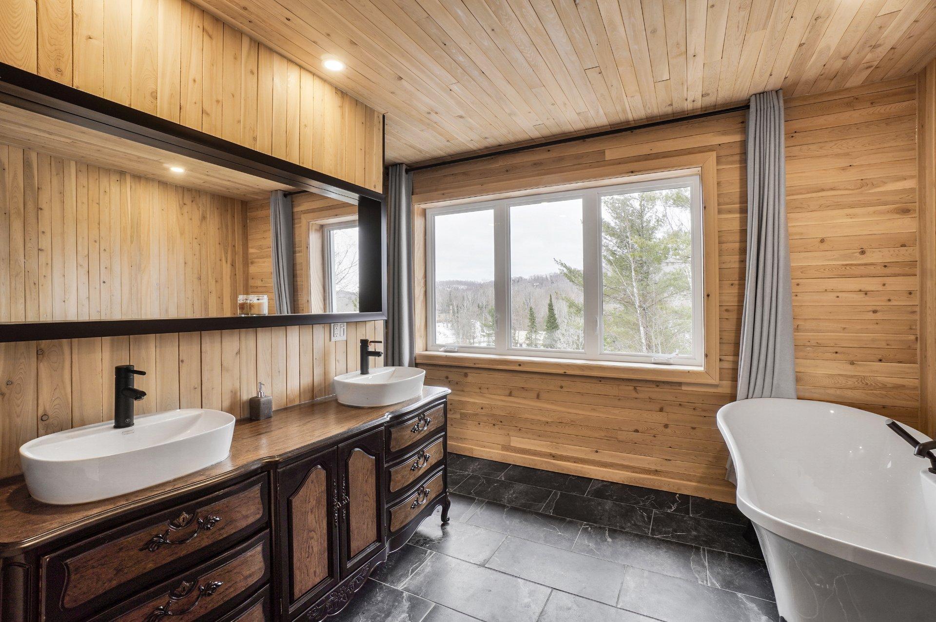 









2216


Rue de la Tourmente

,
Sainte-Adèle,




QC
J8B2W7

