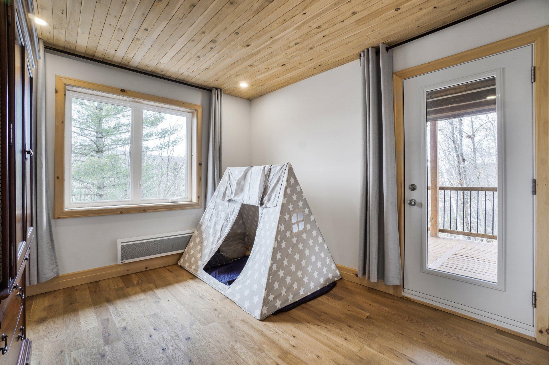 









2216


Rue de la Tourmente

,
Sainte-Adèle,




QC
J8B2W7

