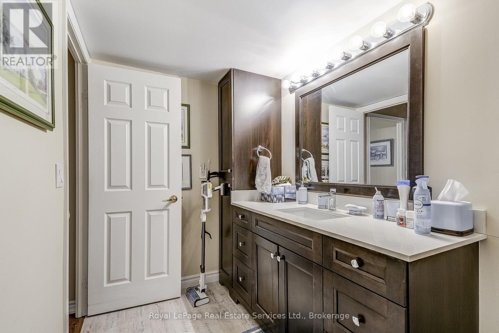 












2212 - 100 BURLOAK DRIVE

,
Burlington (Appleby),




Ontario
L7L6P6

