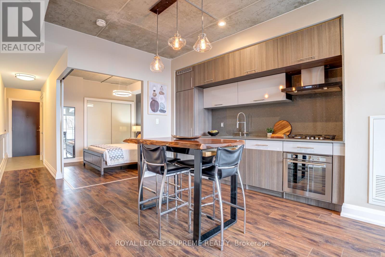 












207 - 205 MANNING AVENUE

,
Toronto,




Ontario
M6J0E2


