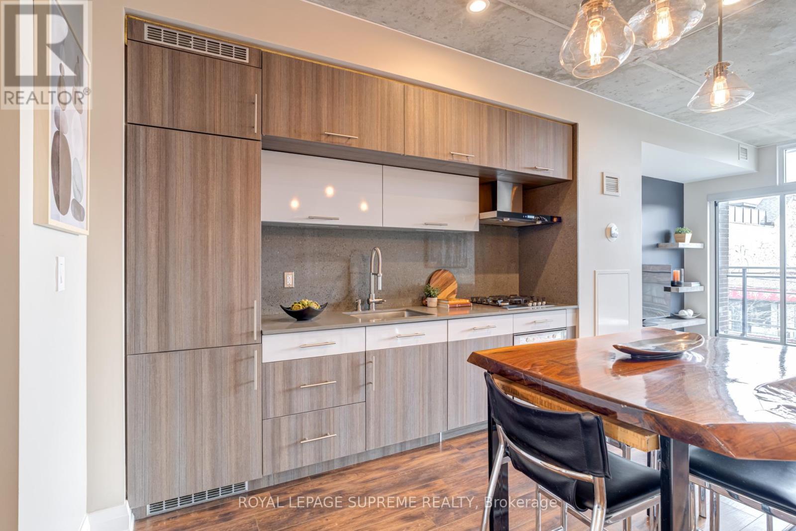 












207 - 205 MANNING AVENUE

,
Toronto,




Ontario
M6J0E2

