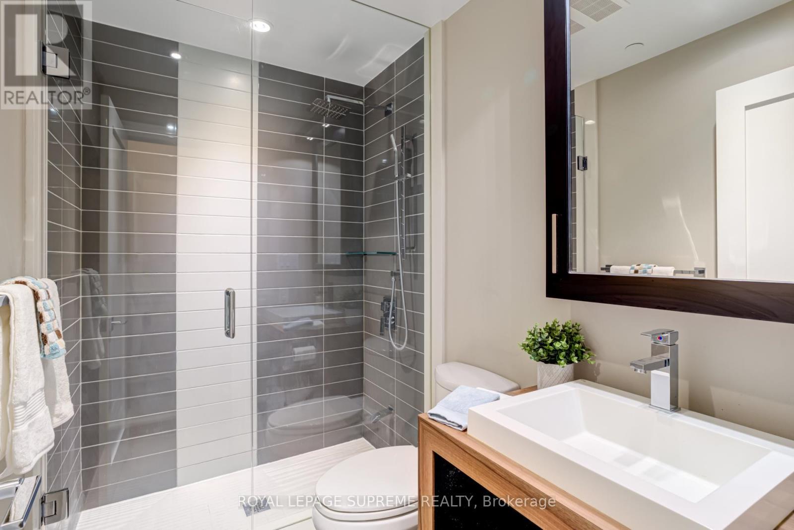 












207 - 205 MANNING AVENUE

,
Toronto,




Ontario
M6J0E2

