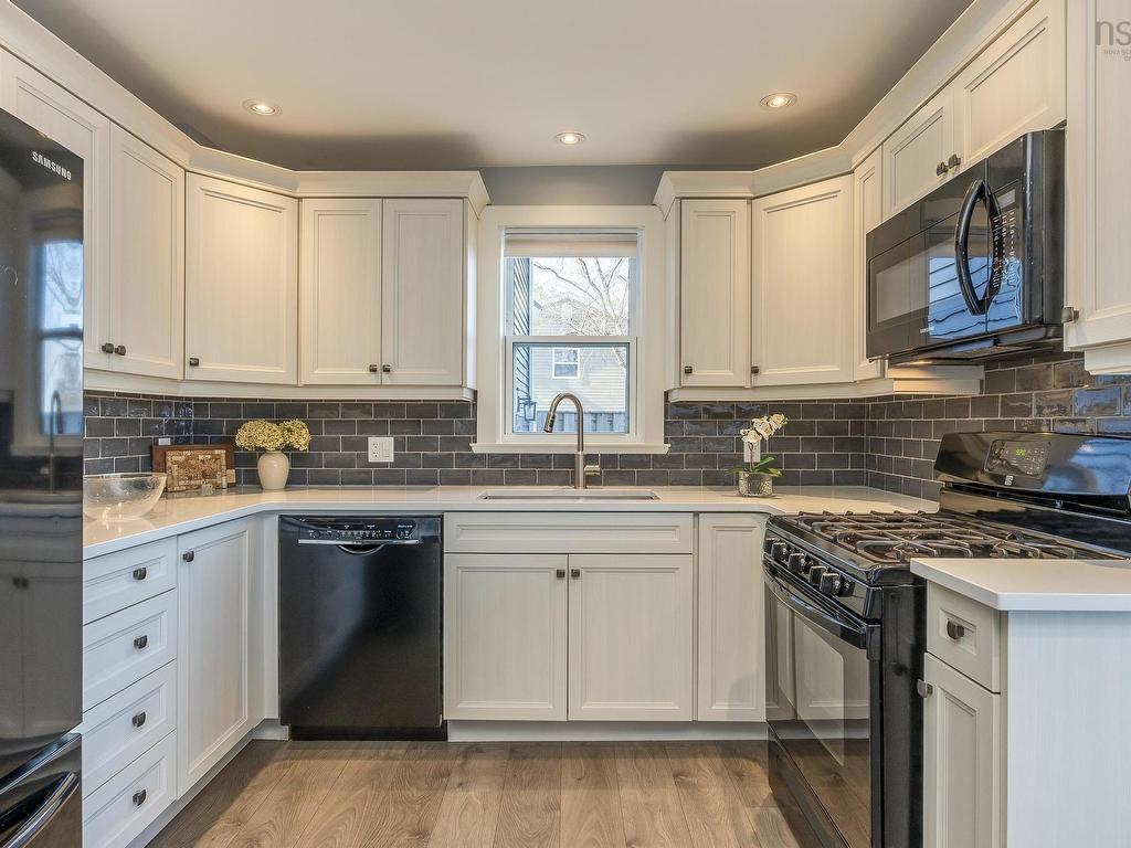 












395 Waverley Road

,
Dartmouth,




NS
B2X 2E7

