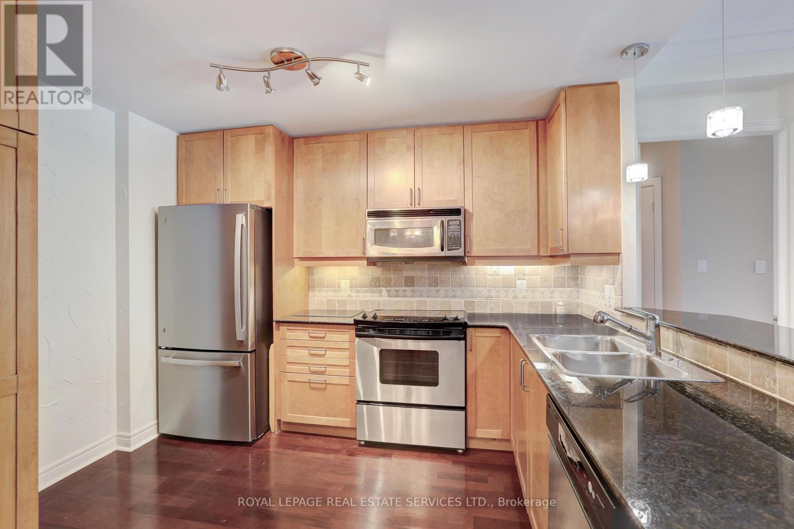 












303 - 3085 BLOOR STREET W

,
Toronto,




Ontario
M8X1C8

