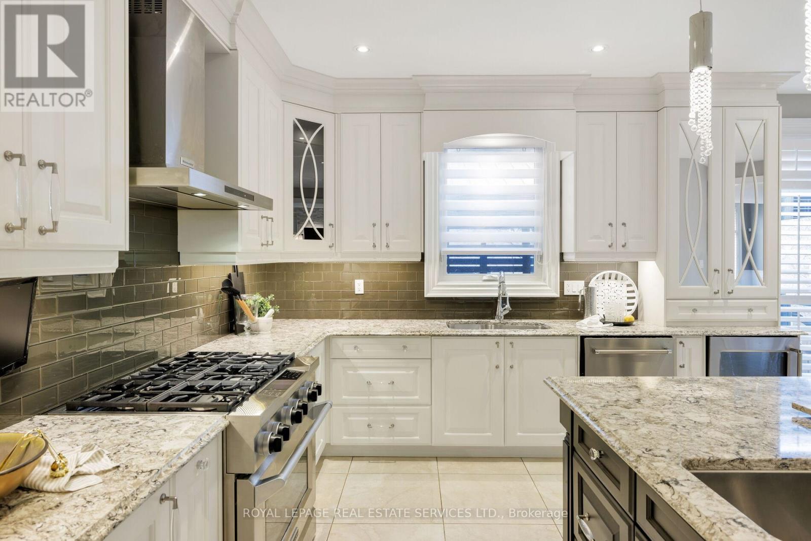 












2225 GLAZEBROOK CIRCLE

,
Oakville,




Ontario
L6M5B5

