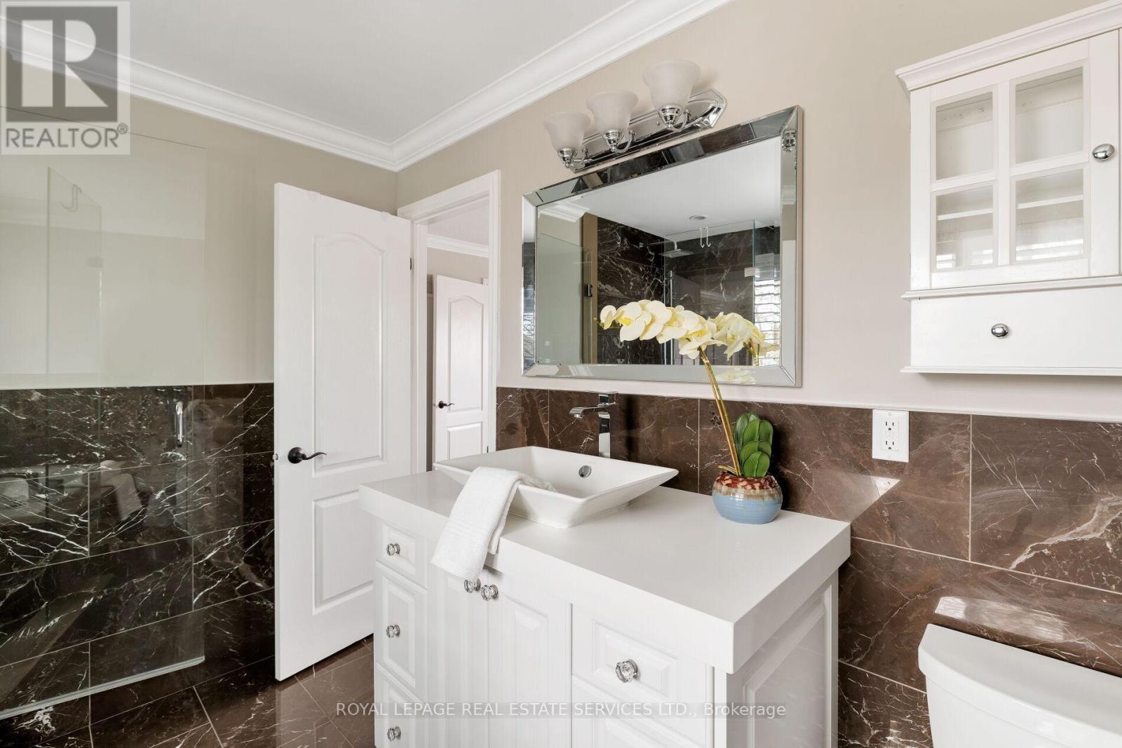 












2225 GLAZEBROOK CIRCLE

,
Oakville,




Ontario
L6M5B5


