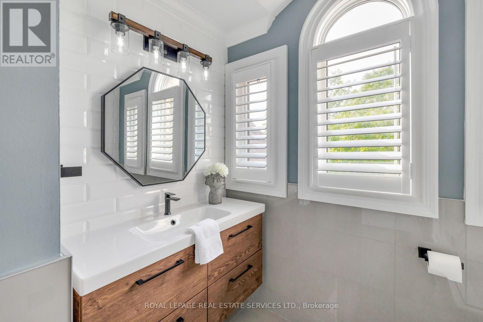 












2225 GLAZEBROOK CIRCLE

,
Oakville,




Ontario
L6M5B5

