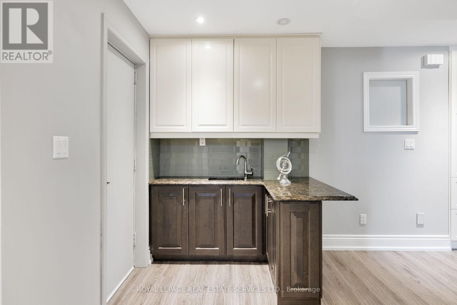 












2225 GLAZEBROOK CIRCLE

,
Oakville,




Ontario
L6M5B5


