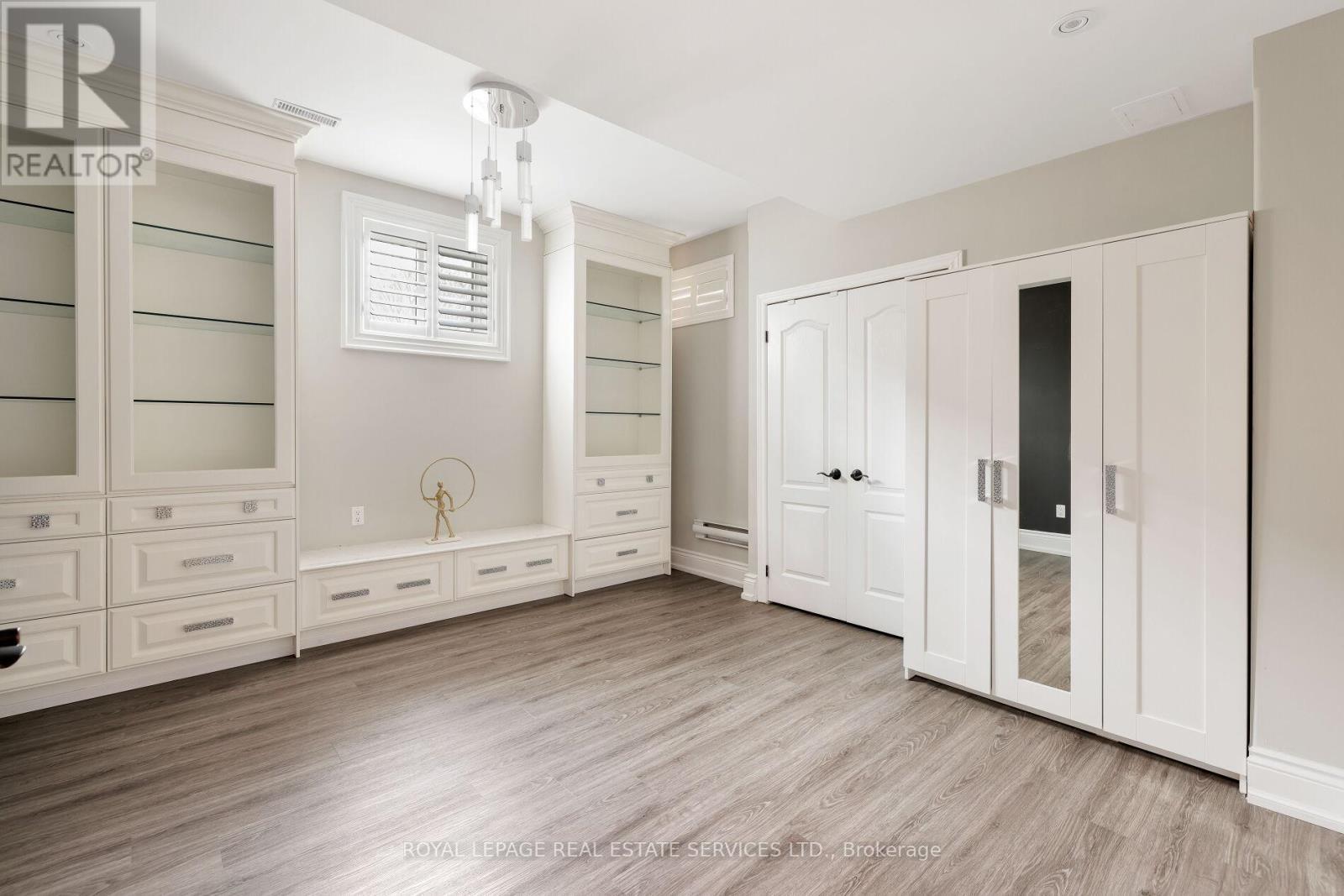 












2225 GLAZEBROOK CIRCLE

,
Oakville,




Ontario
L6M5B5


