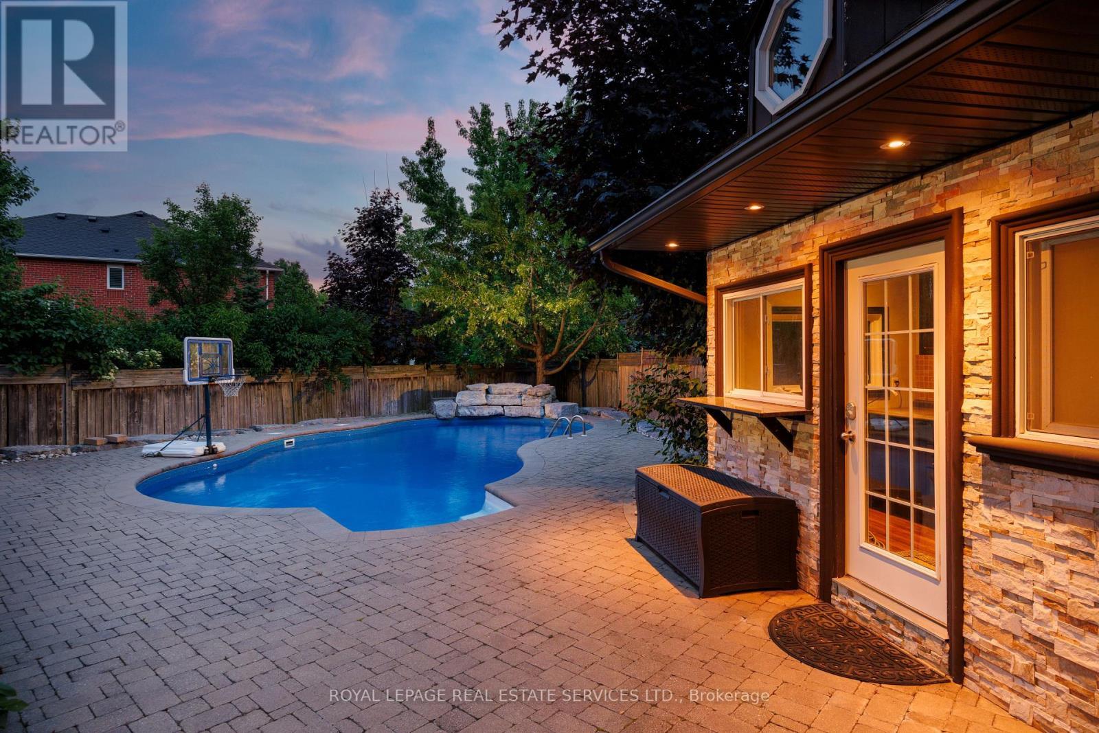 












2225 GLAZEBROOK CIRCLE

,
Oakville,




Ontario
L6M5B5


