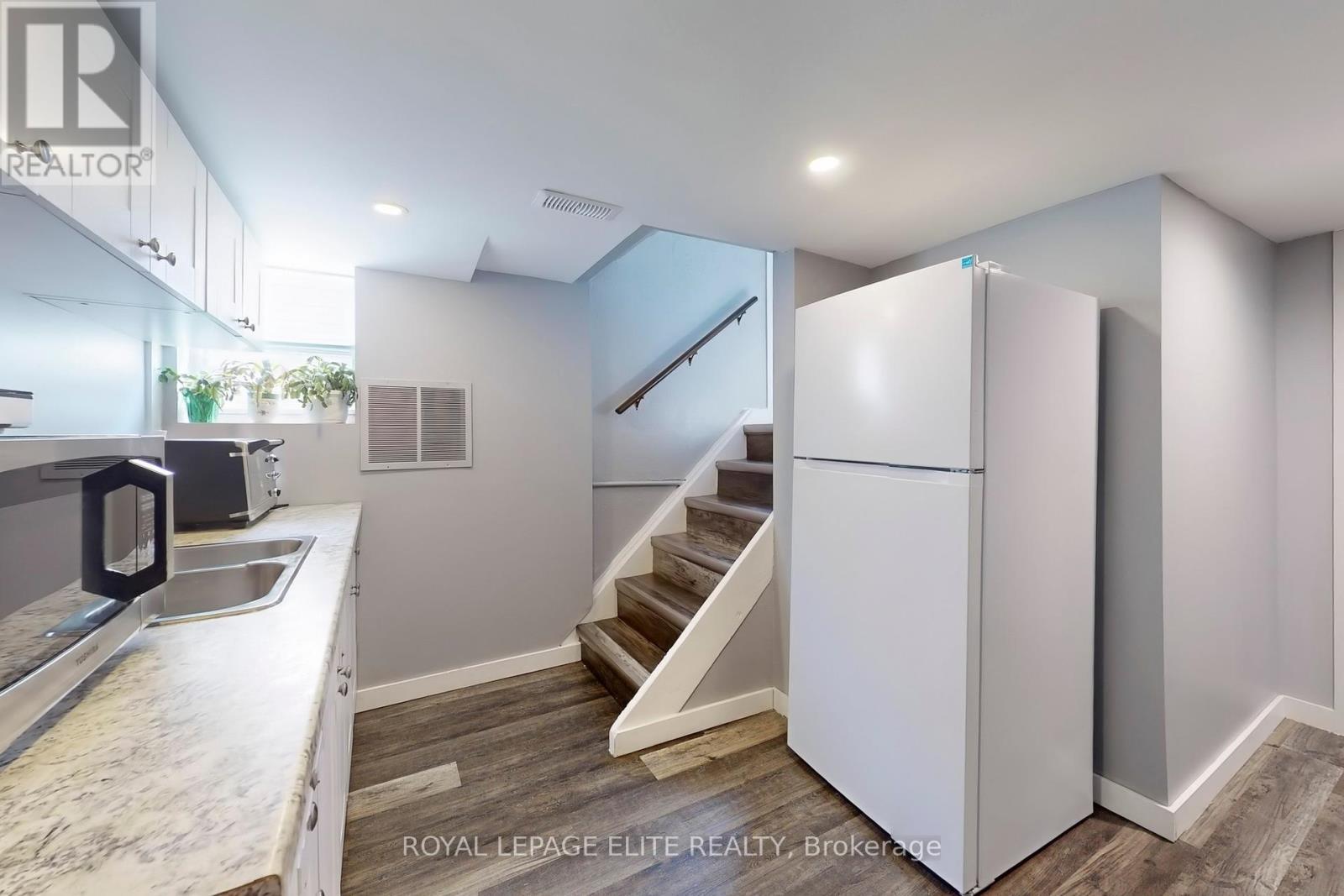 












15 STOCK AVENUE

,
Toronto,




Ontario
M8Z5C3

