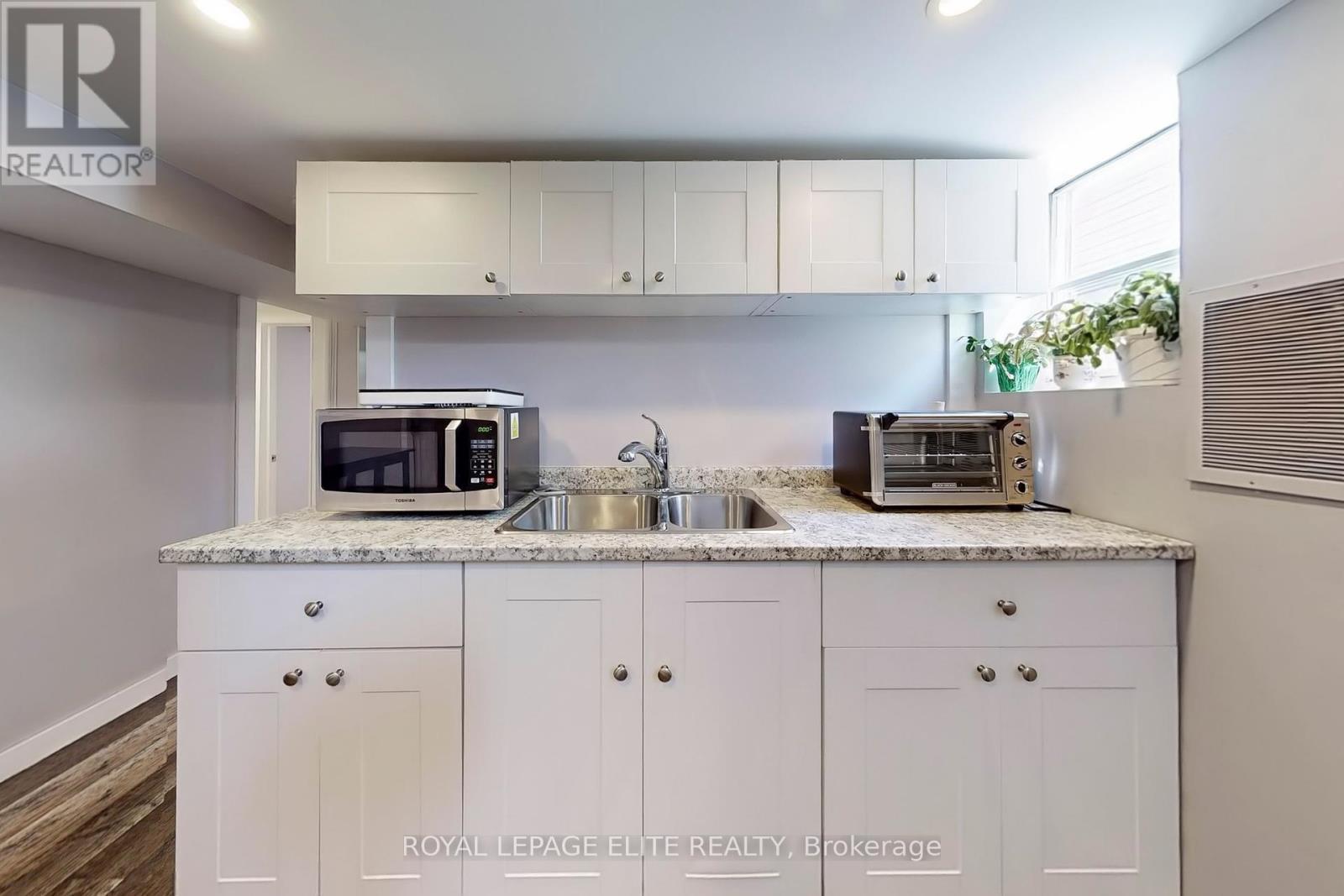 












15 STOCK AVENUE

,
Toronto,




Ontario
M8Z5C3

