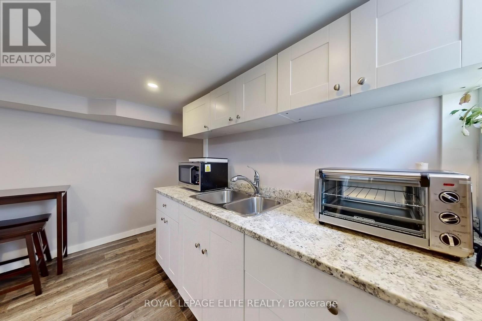 












15 STOCK AVENUE

,
Toronto,




Ontario
M8Z5C3

