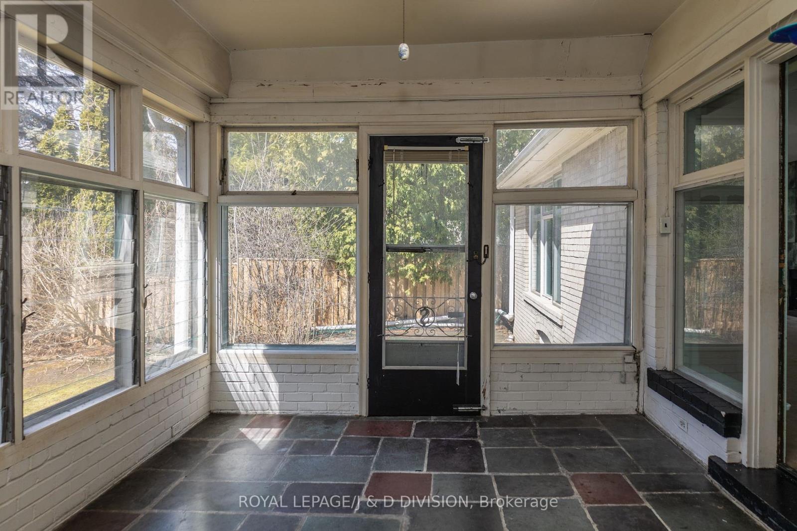 












10 CAMPBELL CRESCENT

,
Toronto,




Ontario
M2P1P2


