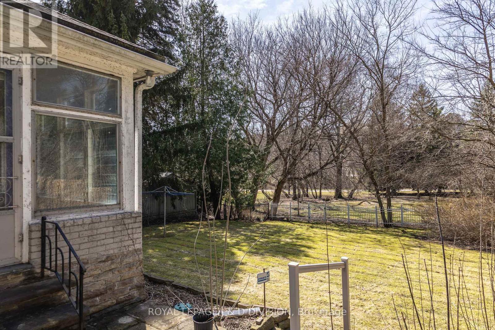 












10 CAMPBELL CRESCENT

,
Toronto,




Ontario
M2P1P2

