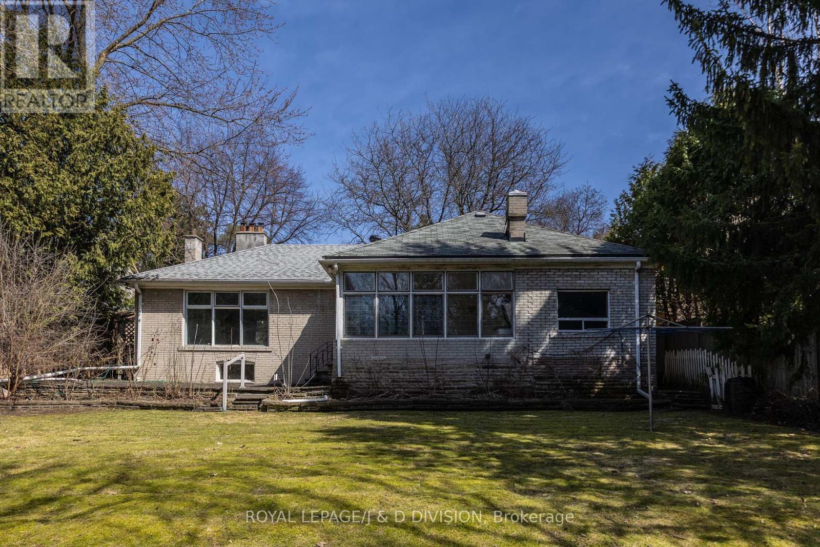 












10 CAMPBELL CRESCENT

,
Toronto,




Ontario
M2P1P2

