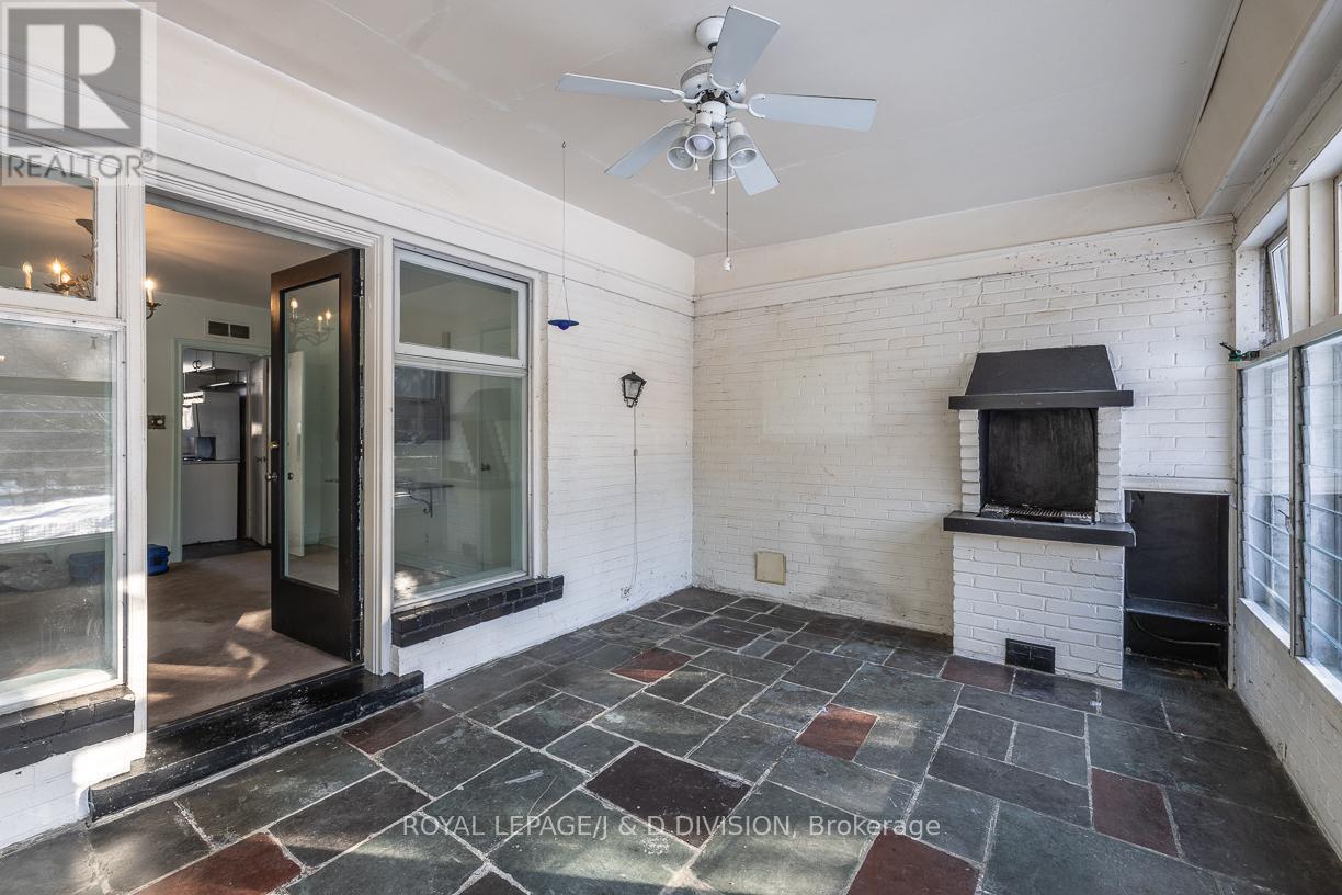 












10 CAMPBELL CRESCENT

,
Toronto,




Ontario
M2P1P2

