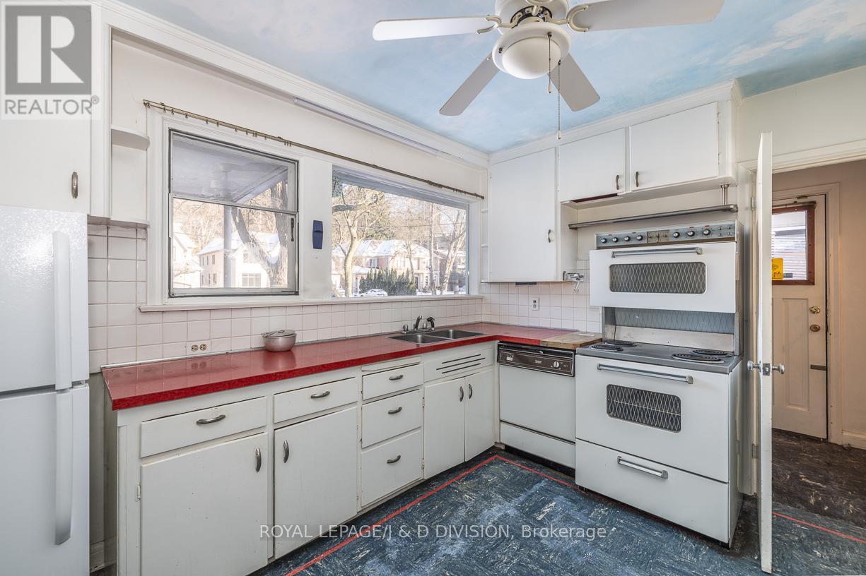 












10 CAMPBELL CRESCENT

,
Toronto,




Ontario
M2P1P2

