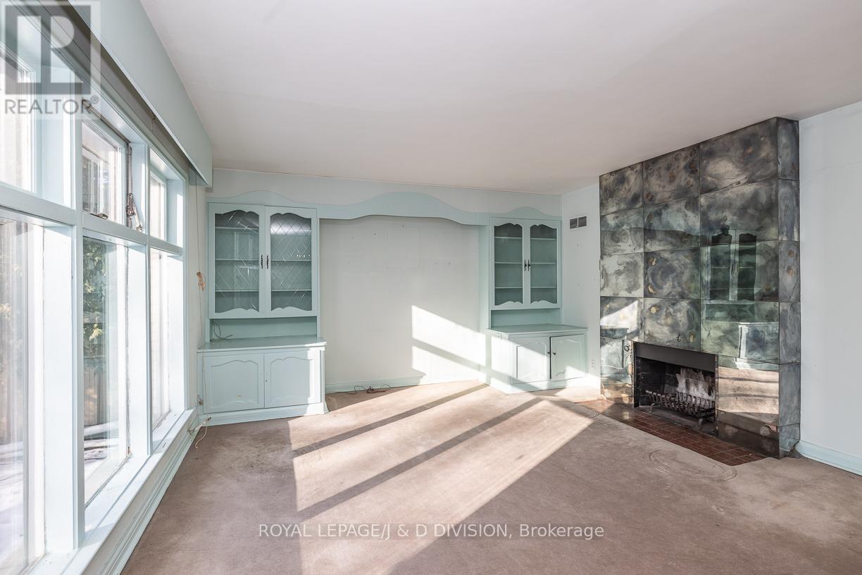 












10 CAMPBELL CRESCENT

,
Toronto,




Ontario
M2P1P2

