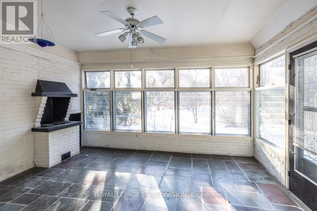 












10 CAMPBELL CRESCENT

,
Toronto,




Ontario
M2P1P2

