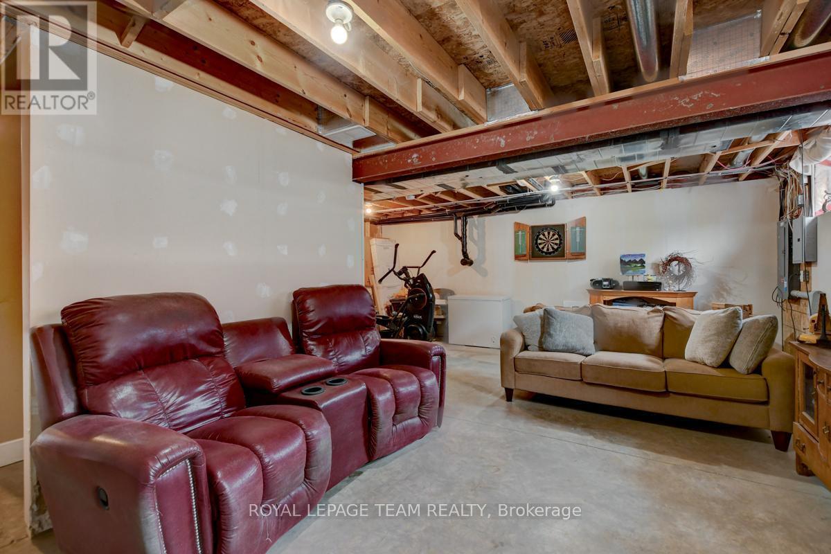 












831 BOLTON ROAD

,
North Grenville,




Ontario
K0G1N0


