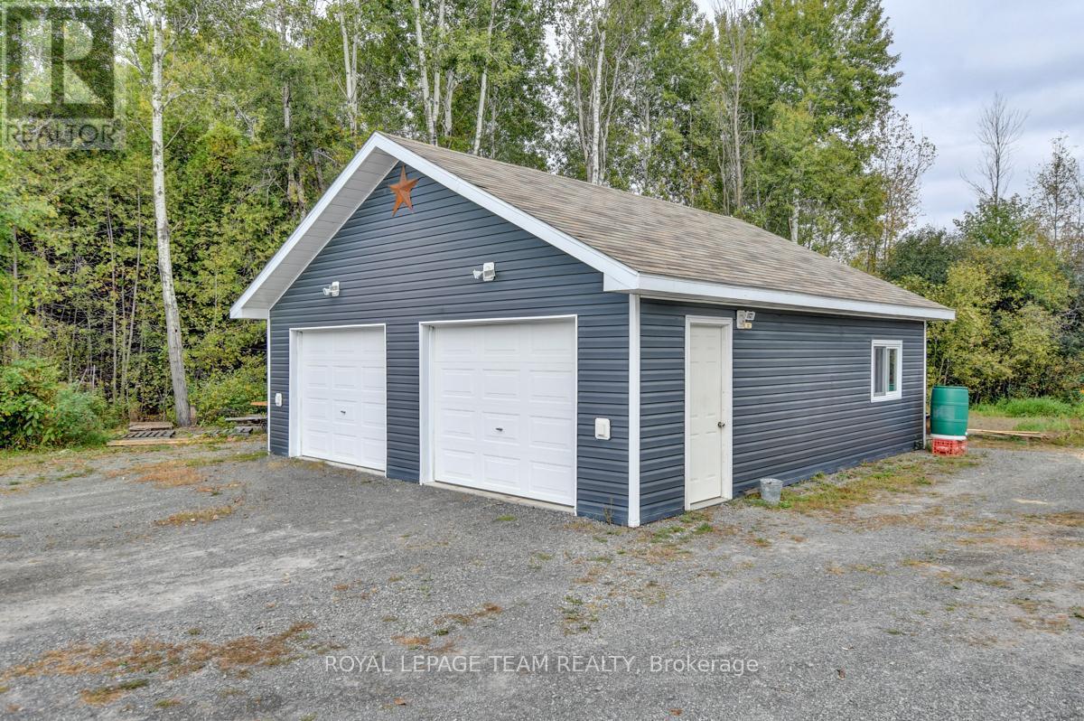 












831 BOLTON ROAD

,
North Grenville,




Ontario
K0G1N0

