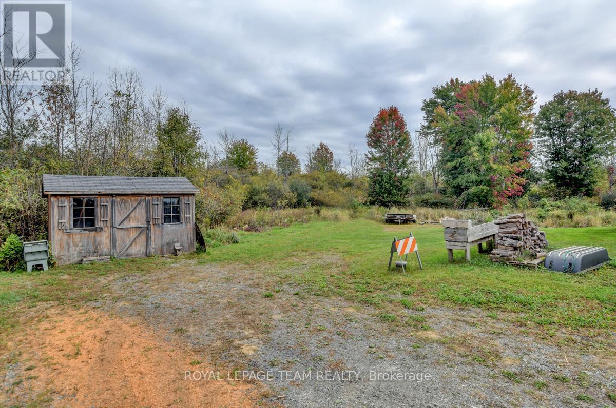 












831 BOLTON ROAD

,
North Grenville,




Ontario
K0G1N0

