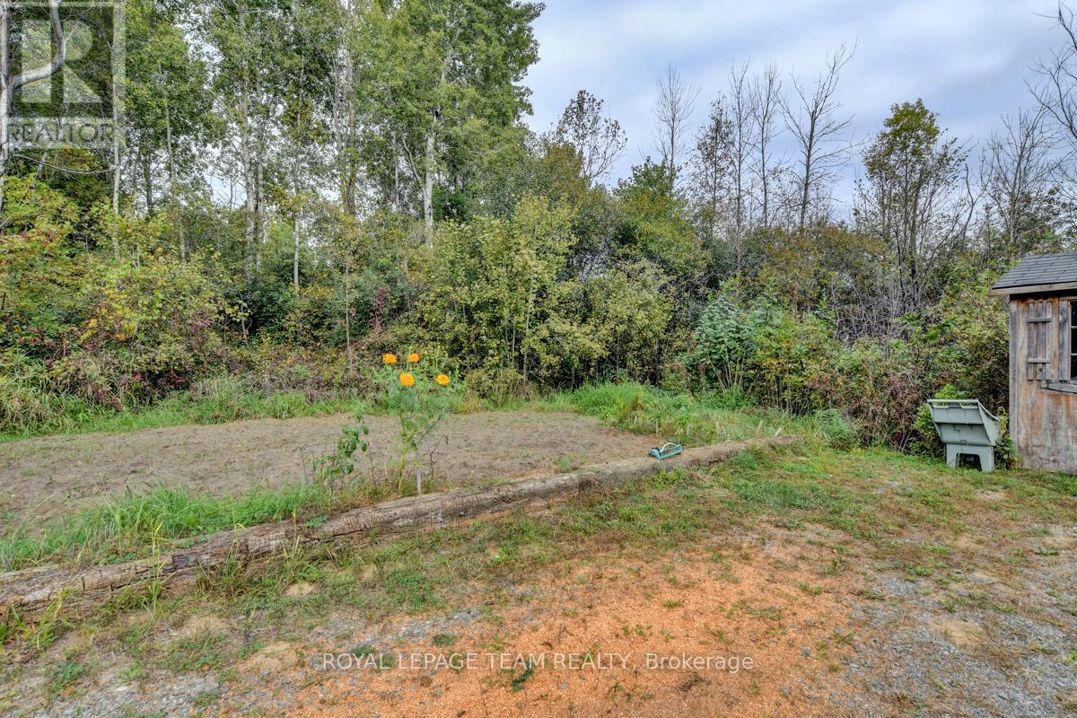 












831 BOLTON ROAD

,
North Grenville,




Ontario
K0G1N0

