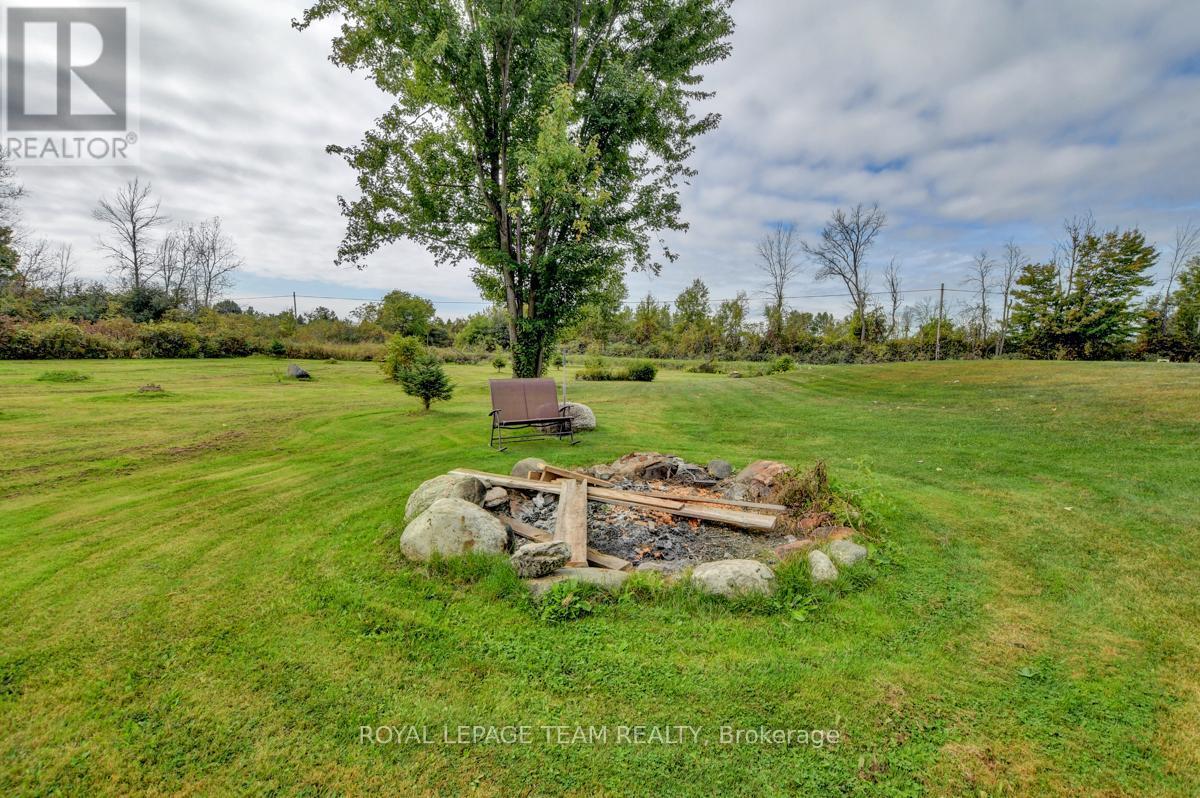 












831 BOLTON ROAD

,
North Grenville,




Ontario
K0G1N0

