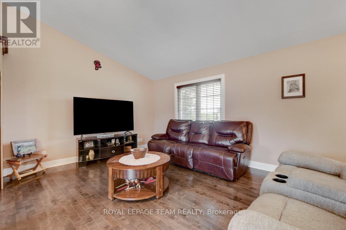 












831 BOLTON ROAD

,
North Grenville,




Ontario
K0G1N0

