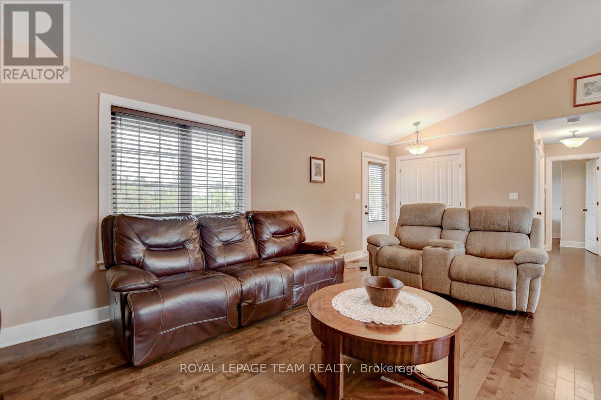 












831 BOLTON ROAD

,
North Grenville,




Ontario
K0G1N0


