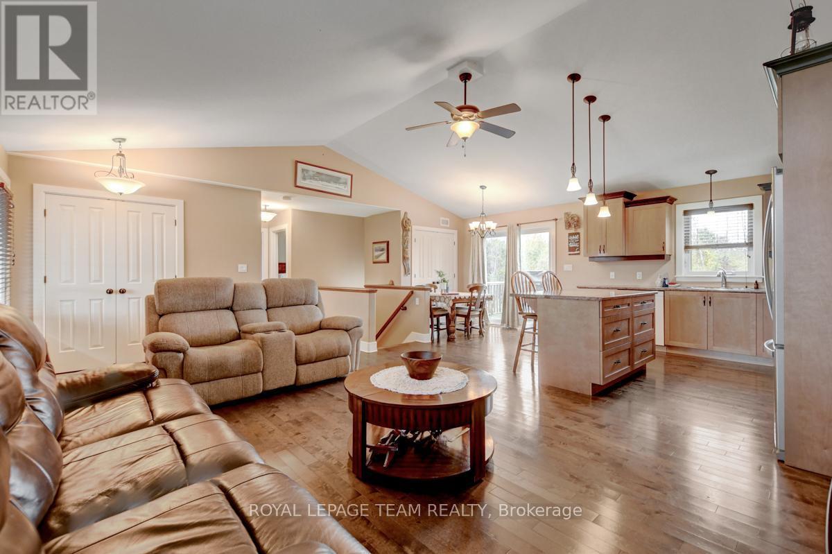












831 BOLTON ROAD

,
North Grenville,




Ontario
K0G1N0

