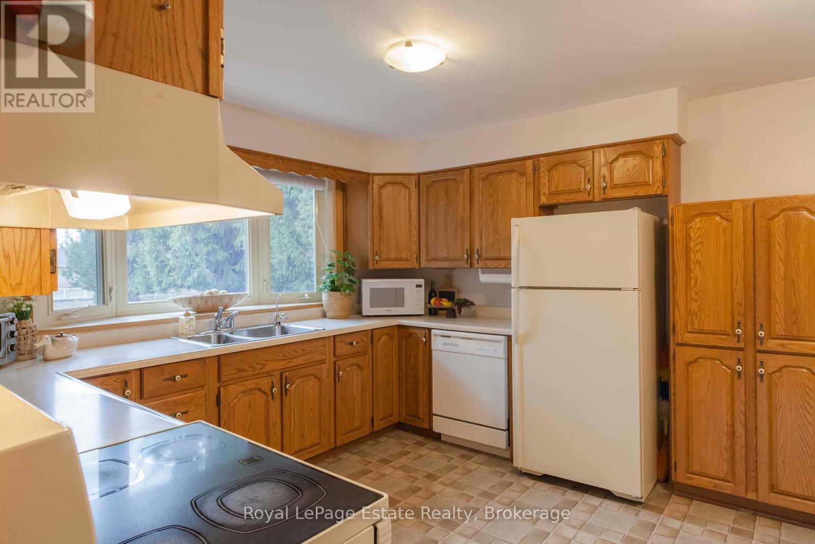 












325 SECOND AVENUE N

,
South Bruce Peninsula,




Ontario
N0H2G0

