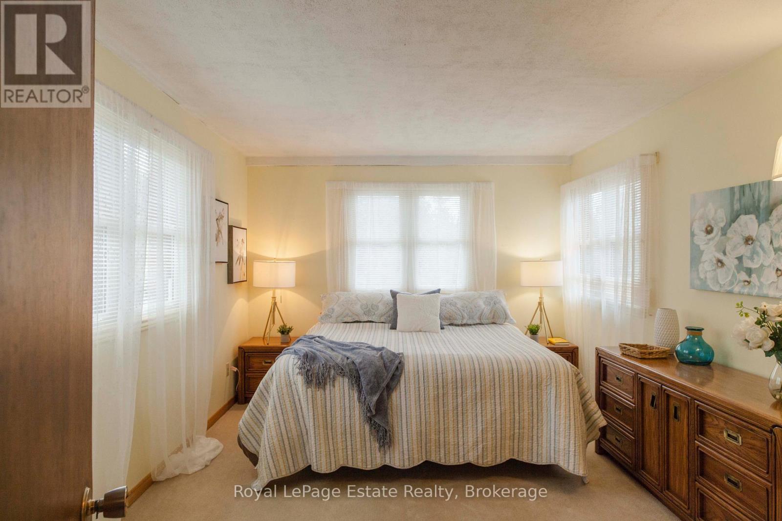 












325 SECOND AVENUE N

,
South Bruce Peninsula,




Ontario
N0H2G0

