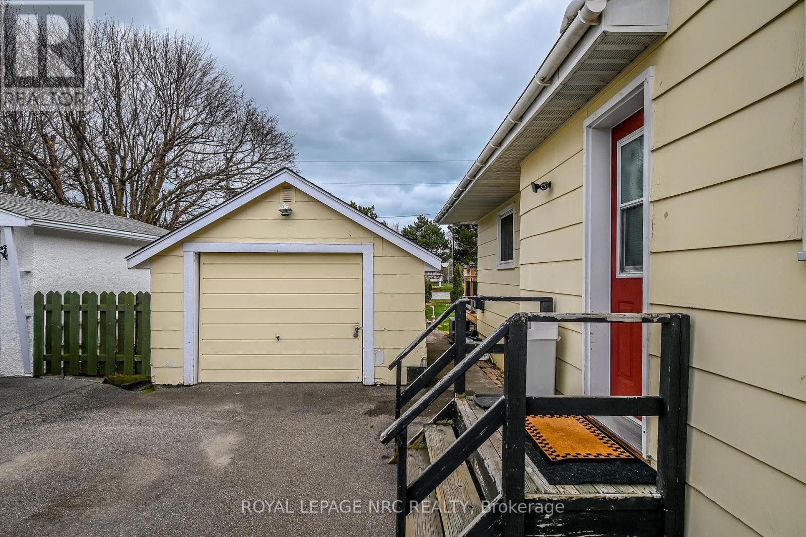 












28 HELEN STREET

,
Port Colborne (Main Street),




Ontario
L3K3N9

