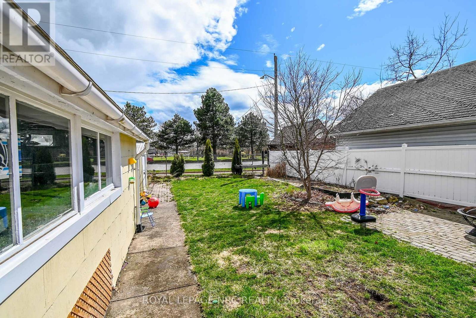












28 HELEN STREET

,
Port Colborne (Main Street),




Ontario
L3K3N9

