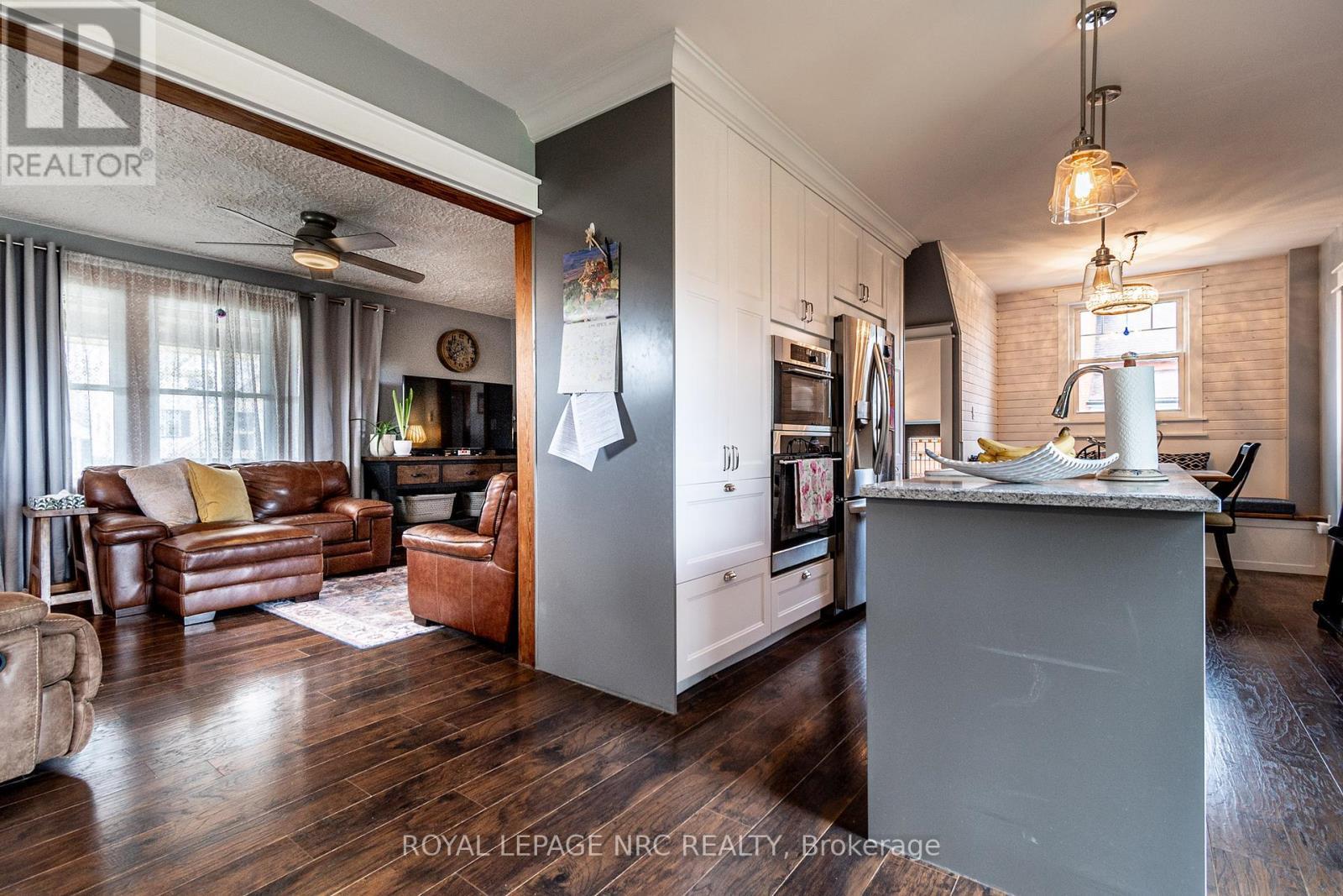 












163 ERIE STREET

,
Port Colborne (Main Street),




Ontario
L3K4M5

