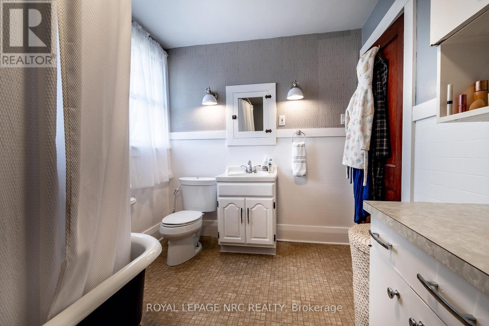 












163 ERIE STREET

,
Port Colborne (Main Street),




Ontario
L3K4M5


