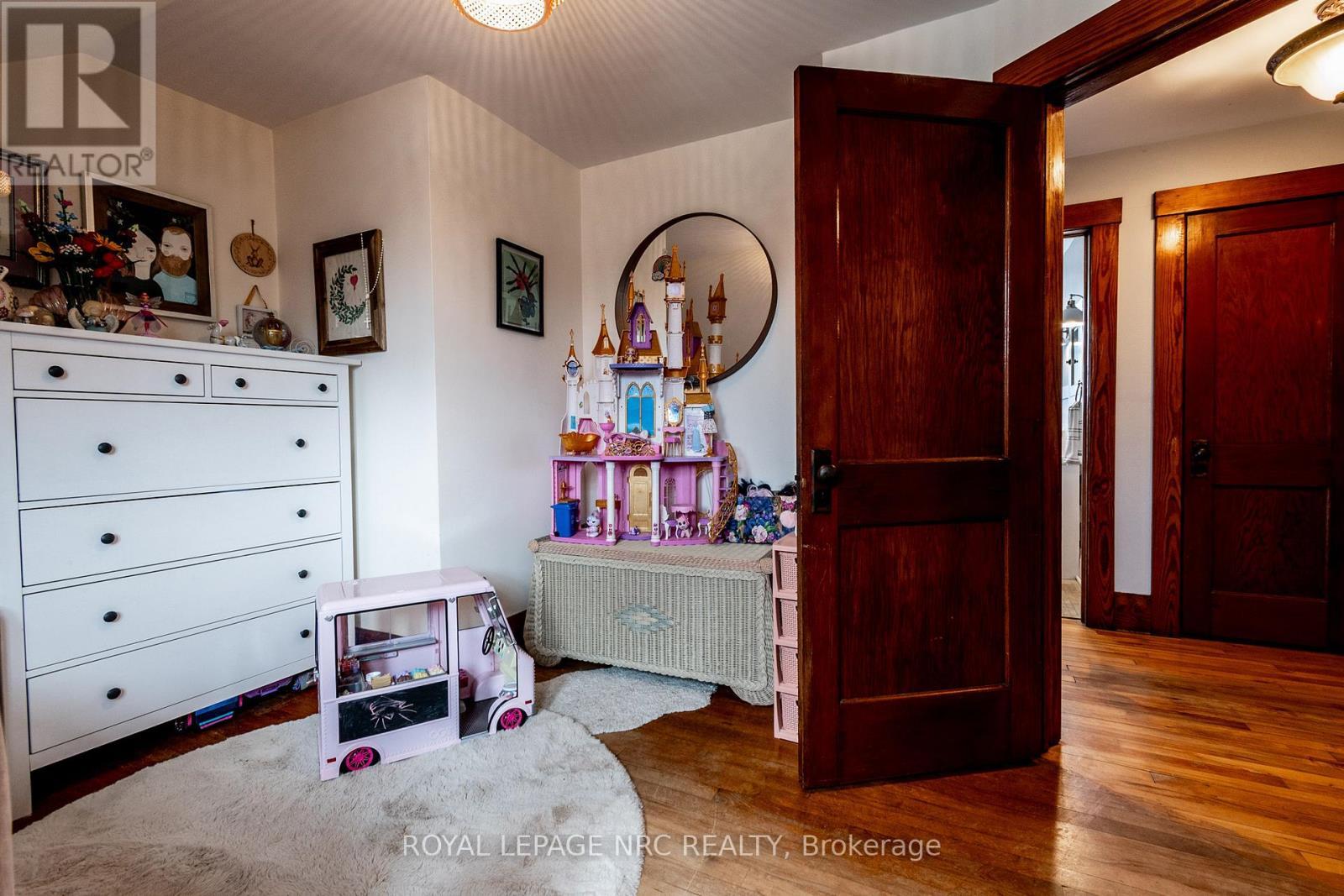 












163 ERIE STREET

,
Port Colborne (Main Street),




Ontario
L3K4M5

