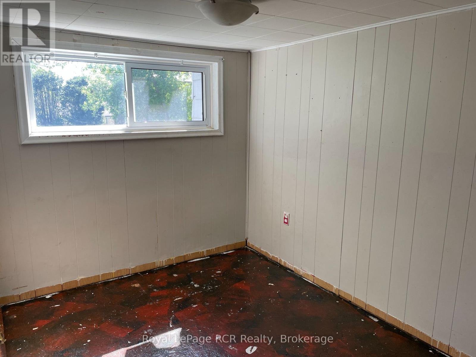 












46 ROBERTSON STREET

,
Minto,




Ontario
N0G1Z0

