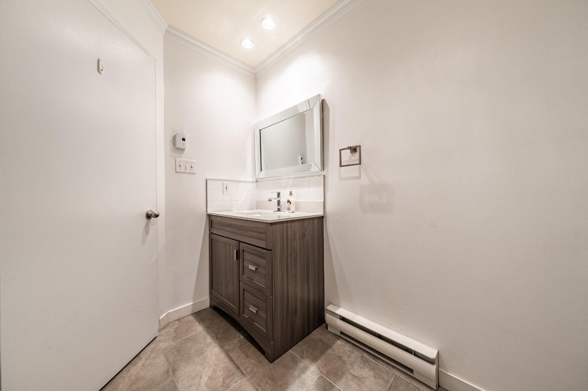 









29


Rue de Poitiers

,
Candiac,




QC
J5R5X6

