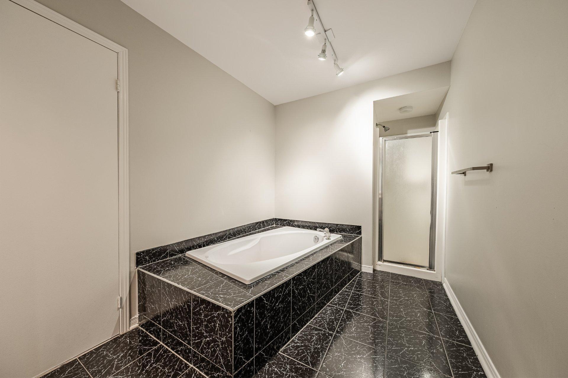 









29


Rue de Poitiers

,
Candiac,




QC
J5R5X6

