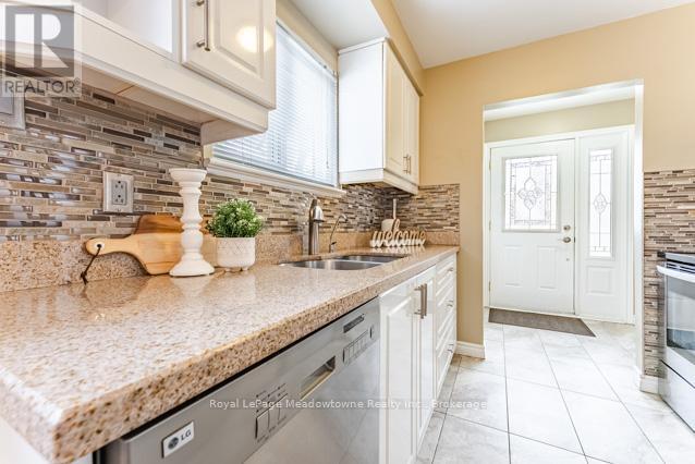 












756 MACKENZIE DRIVE

,
Milton (DP Dorset Park),




Ontario
L9T3M1

