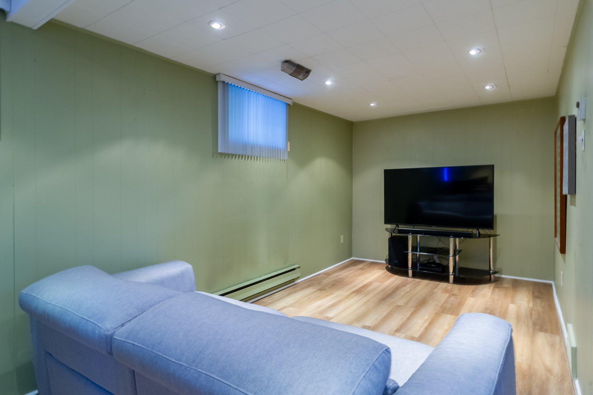 









5935


Rue Agathe

,
Brossard,




QC
J4Z1C5

