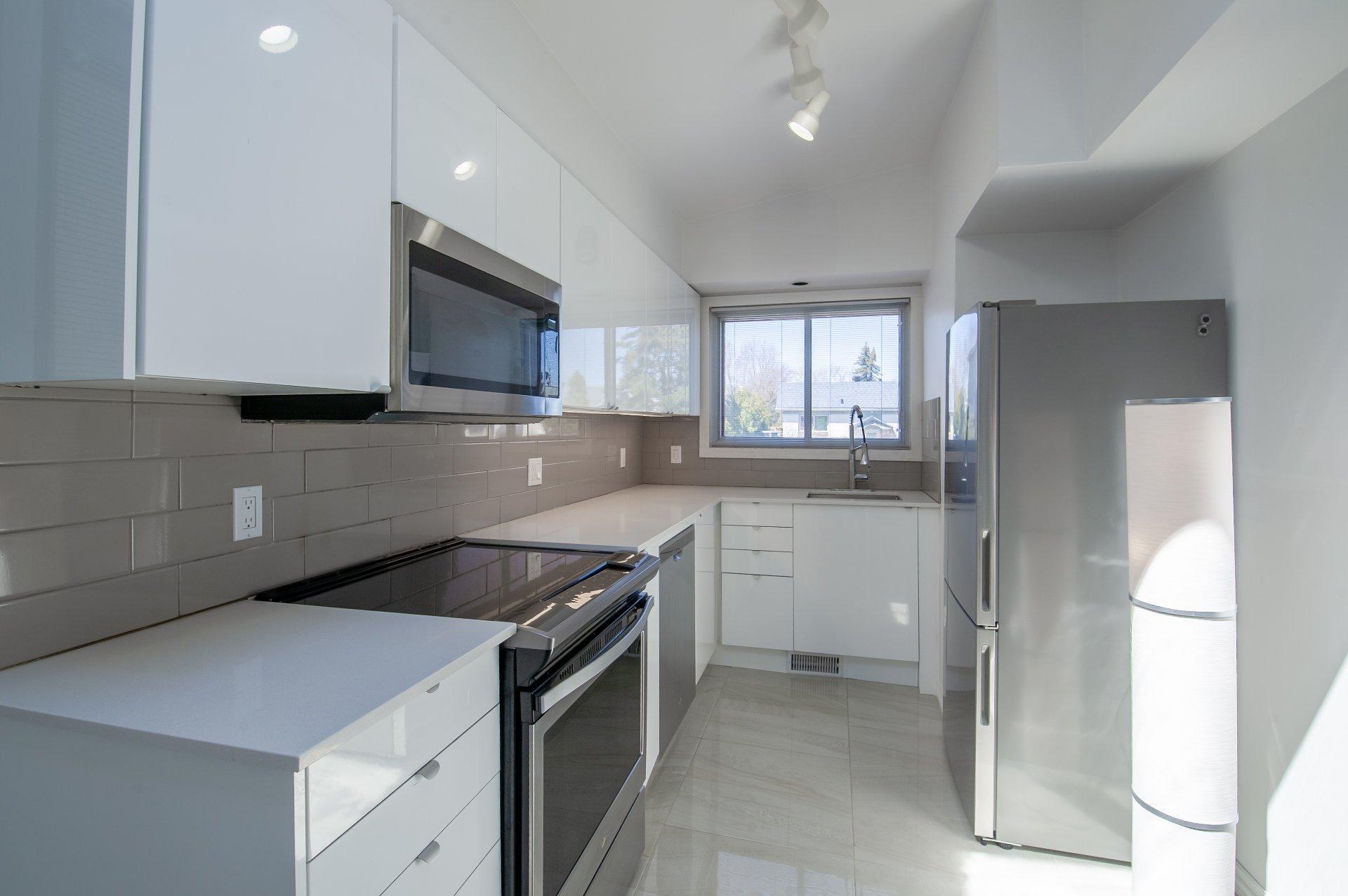 









5935


Rue Agathe

,
Brossard,




QC
J4Z1C5

