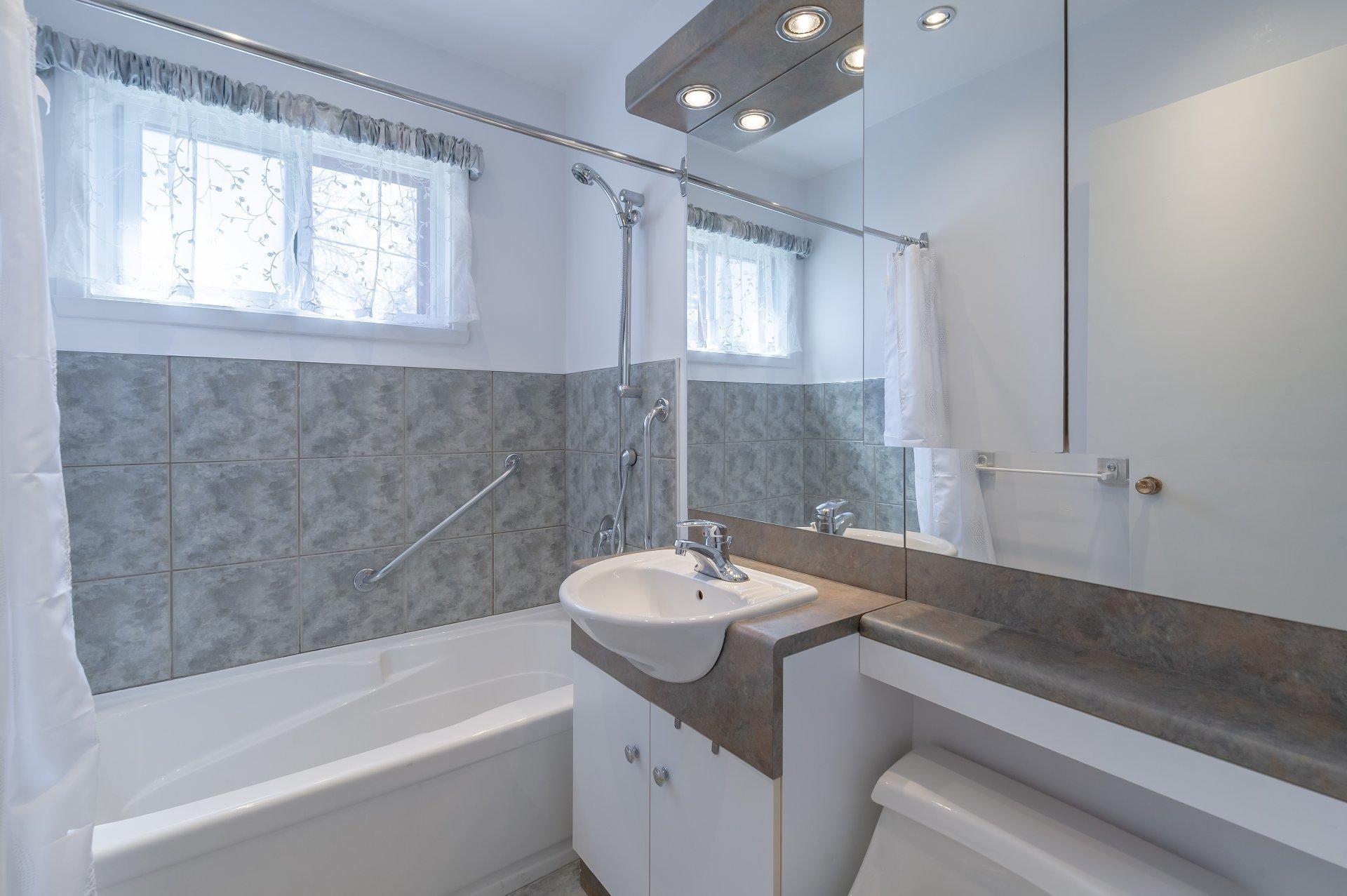 









5935


Rue Agathe

,
Brossard,




QC
J4Z1C5

